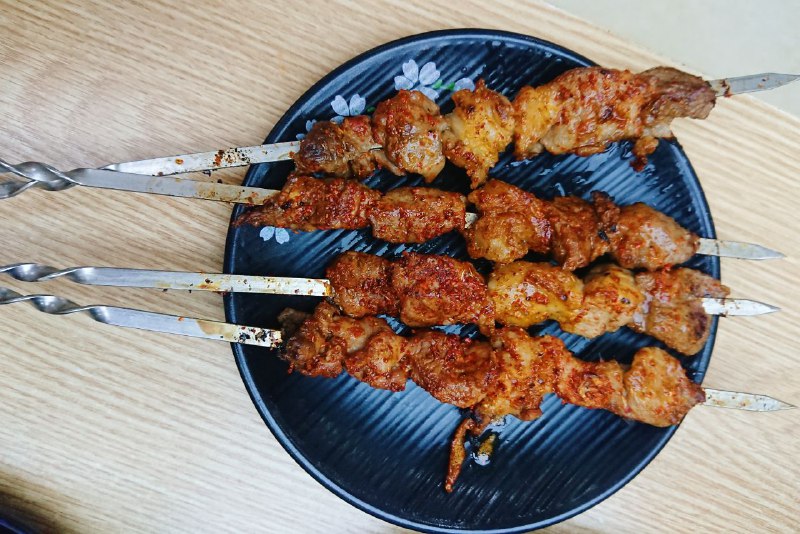 #新疆菜 #东面 #一环 #红瓦寺 #平价实惠红瓦寺学府影城 川大对面的 凯悦新城，三层楼都有老牌美食，这家新疆菜在最下面一楼，旁边连着有三家新疆菜，这一家是最大，也是我常去的，开了十多年