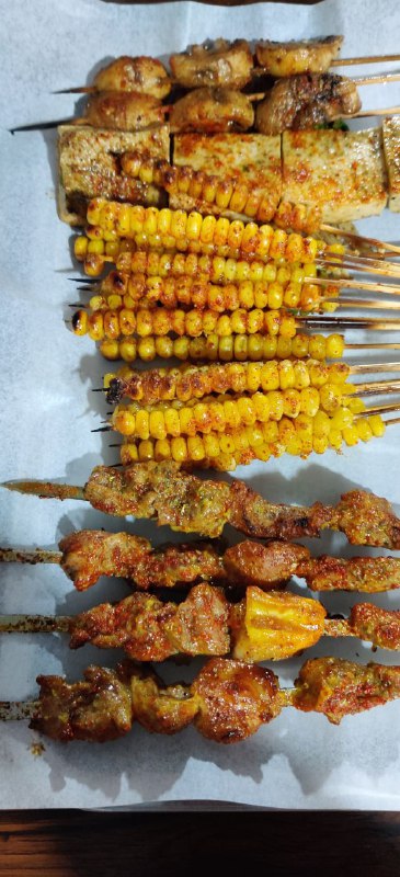 #烧烤 #温江区 凤凰大街c1口出来往前走，新疆人开的烧烤店，明火碳烤，羊肉是现串的（除了羊蝎子烤得不很均匀，不推荐），还有烤馕，烤羊腰等