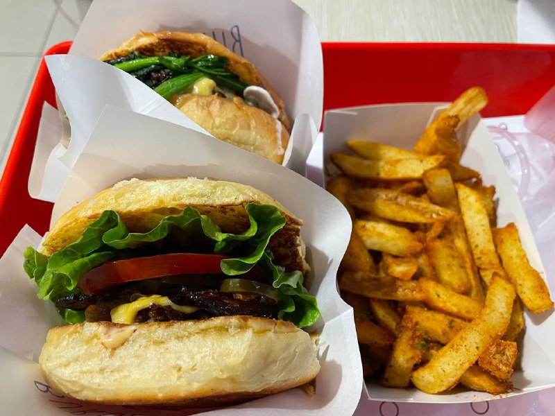 面包很有意思，里面加了土豆，吃起来口感更绵软