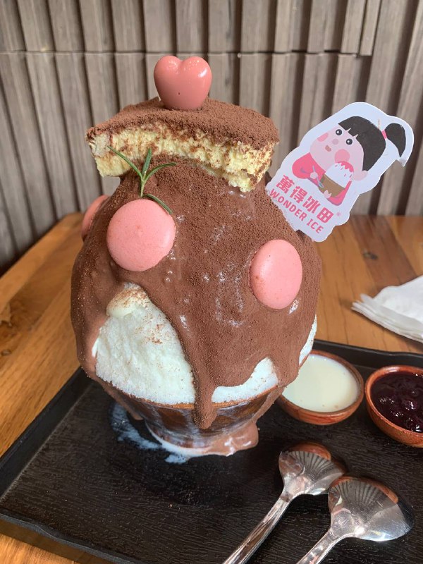 #东面 #建设路 提拉米苏限定有点奇怪，里面加的是蓝莓酱