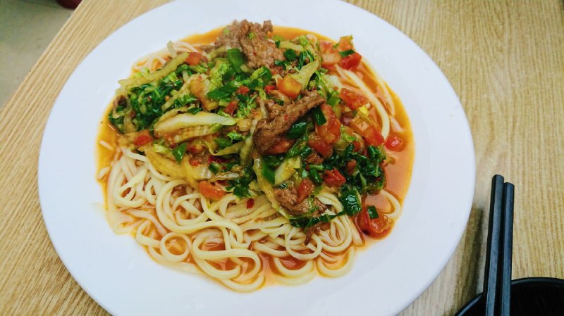 #新疆菜 #东面 #一环 #红瓦寺 #平价实惠红瓦寺学府影城 川大对面的 凯悦新城，三层楼都有老牌美食，这家新疆菜在最下面一楼，旁边连着有三家新疆菜，这一家是最大，也是我常去的，开了十多年