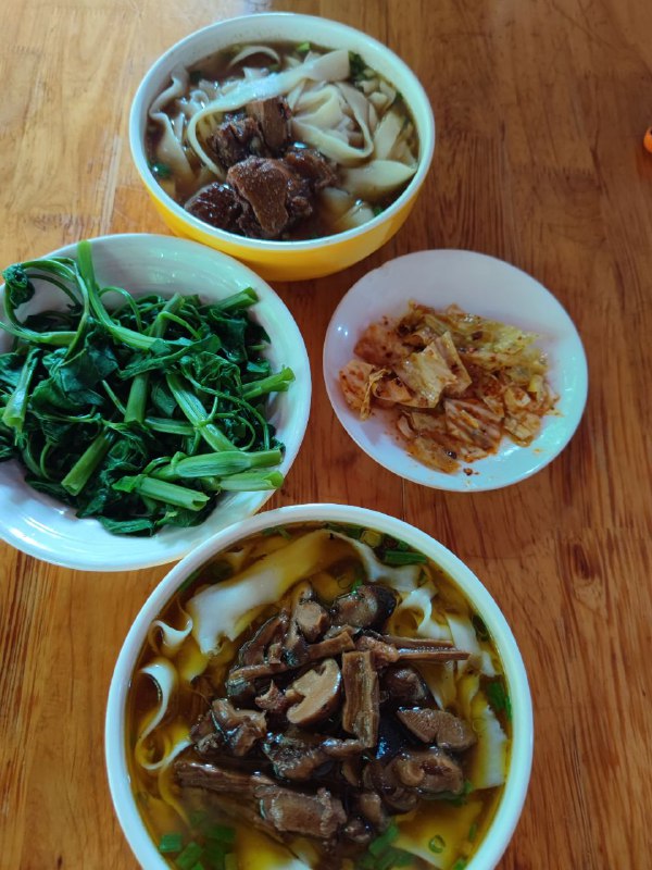 田家炳中学对面的这家三雅，招牌三鲜哒哒面好吃，熏笋子卤肉汤底出色，排骨面的排骨为酱排骨也好吃，但汤底一般